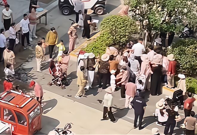 包粽子大妈连盆都端走了还围堵物业要鸡蛋PG麻将胡了模拟器山东：小区端午免费(图2)
