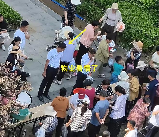 包粽子大妈连盆都端走了还围堵物业要鸡蛋PG麻将胡了模拟器山东：小区端午免费(图5)