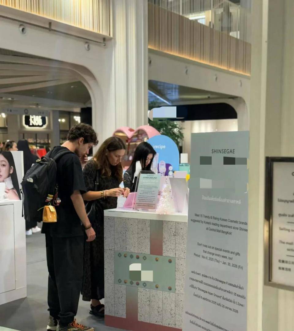 被网友偶遇身材娇小五官立体打扮时尚洋气麻将胡了2模拟器试玩鞠婧炜曼谷超市购物(图3)